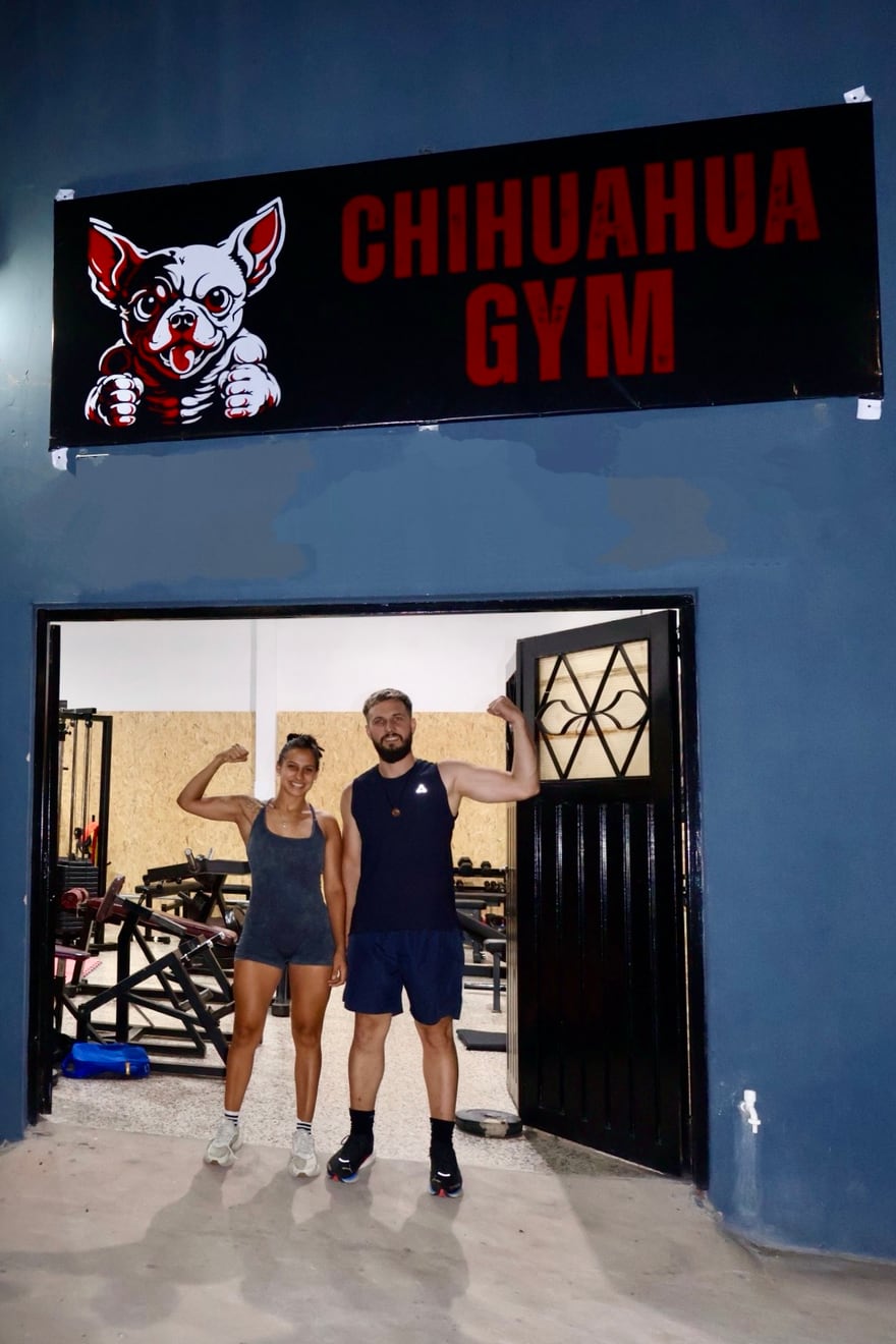 Federico y Mercedes en la puerta de Chihuahua Gym